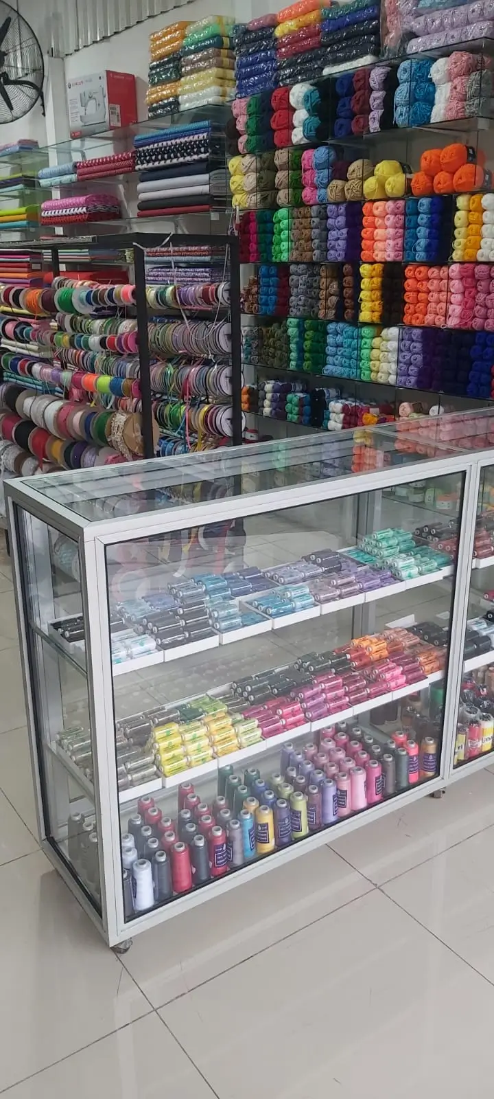 Hilos y lanas de colores